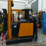 Spazi ristretti in magazzino? Carrelli elevatori retrattili e laterali