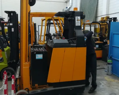 Spazi ristretti in magazzino? Carrelli elevatori retrattili e laterali