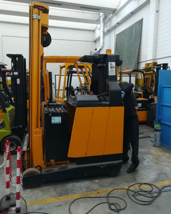 Spazi ristretti in magazzino? Carrelli elevatori retrattili e laterali